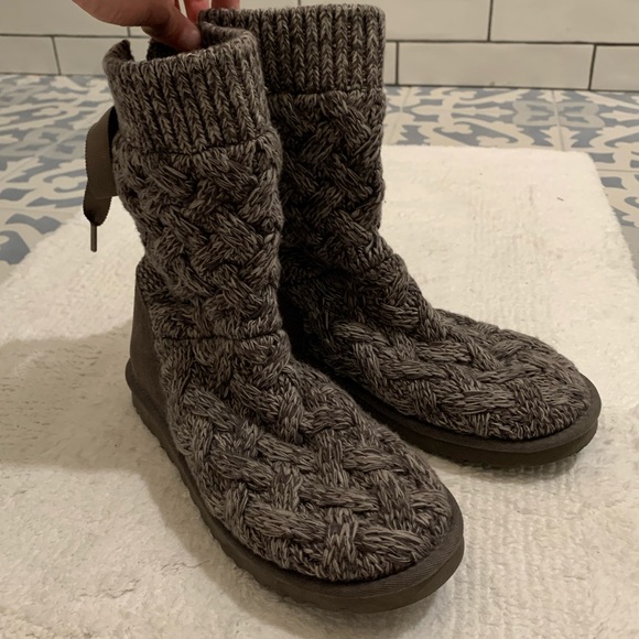 knit uggs with bow